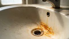 黄色い汚れ？自家製の粉末をひとつまみ加えるだけで、シンクが別物のようにきれいになります